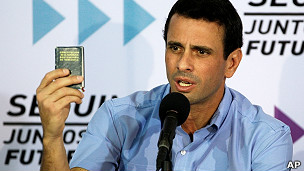 El líder opositor Henrique Capriles pidió "respetar" la Constitución.