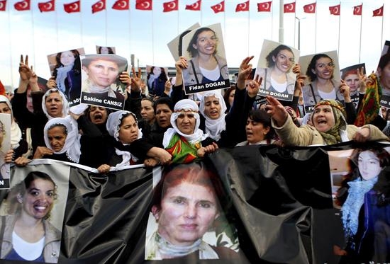 Miles de personas reciben en Turquía los restos de las tres kurdas asesinadas en París