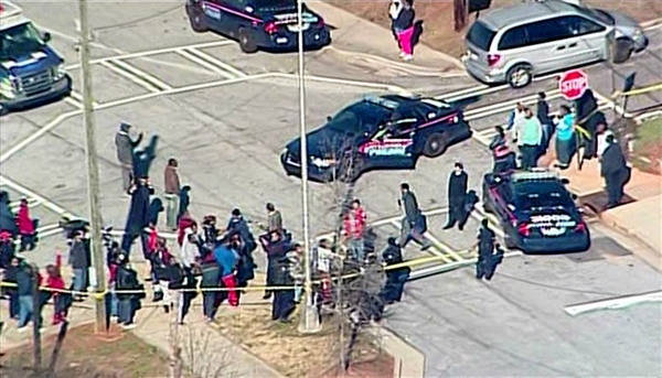 Dos heridos deja confuso tiroteo en una escuela de Atlanta