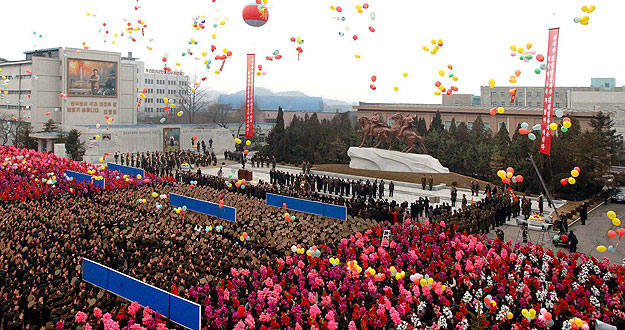 Corea del Norte celebra cumpleaños de Kim Jong-il en plena tensión nuclear