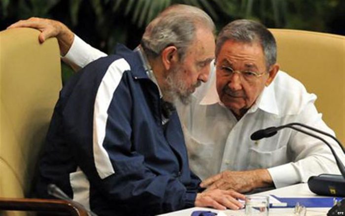 Raúl y Fidel Castro presiden sesión de la Asamblea Nacional de Cuba