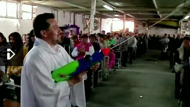 México: «supercura» dispensa agua bendita con un arma de juguete