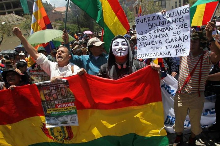 Miles de personas piden en La Paz liberación de soldados detenidos en Chile