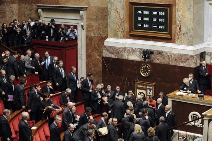 Tras intenso debate Parlamento de Francia aprueba el matrimonio homosexual