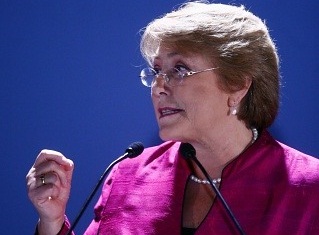 Con guiño ciudadano, Bachelet anuncia su candidatura presidencial