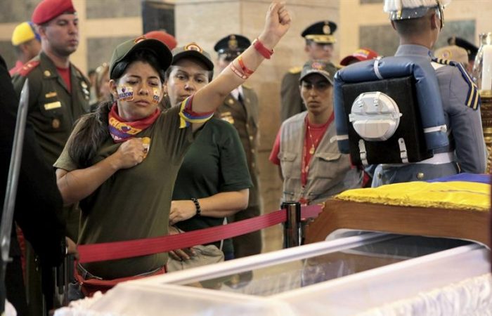 Miles de personas hacen fila para llegar al féretro de Hugo Chávez