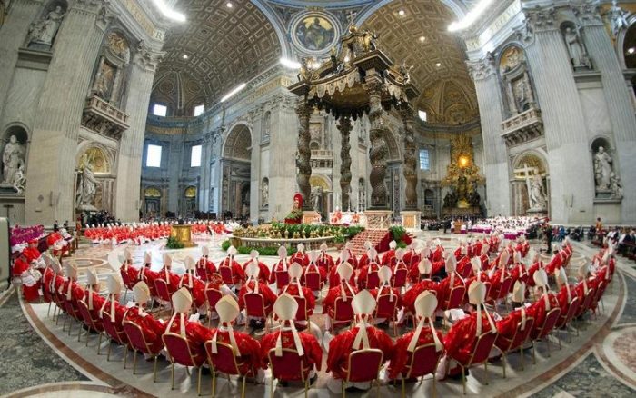 Humo negro confirma divisiones entre los cardenales en el comienzo del Cónclave