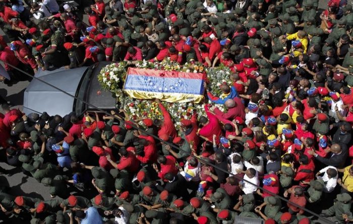 Miles de venezolanos participan en el traslado del féretro de Chávez a la Academia Militar en Caracas
