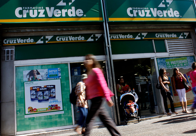 Cruz Verde carga toda su artillería contra el monopolio de Transbank: indica que sus tarifas a farmacias en Chile son las más altas del mundo