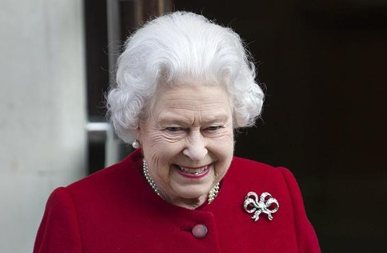 Dan de alta a la reina Isabel II tras una noche hospitalizada
