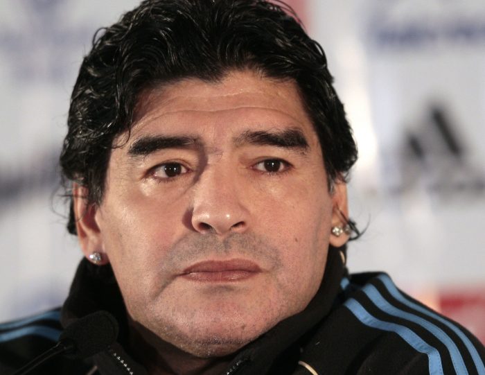 Diego Maradona «reaccionó muy bien» a operación en su cerebro