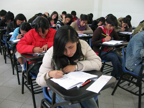Más de 2.700 becas fueron otorgadas a alumnos que no cumplían con los requisitos