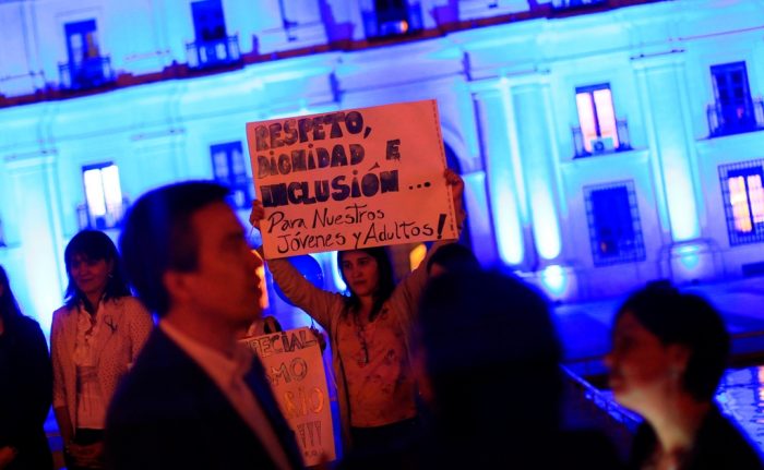 En Fotos: La Moneda se iluminada de azul por el Día Mundial de Concienciación del Autismo
