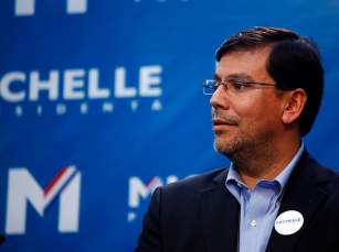 Arenas deja sillón de los Luksic en Canal 13 para evitar conflicto en comando de Bachelet