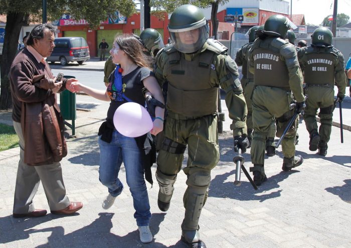 Dos Carabineros son dados de baja tras difundirse video donde agreden a manifestantes