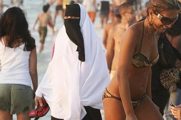 Declaran la guerra a los bikinis y ‘slips’ en un emirato árabe