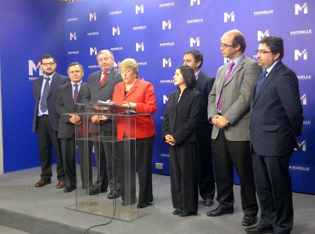 Bachelet presenta equipo para reformar la Constitución con énfasis en fin del binominal y altos quórums