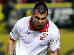 Gary Medel sería declarado transferible por el Sevilla debido a constantes expulsiones