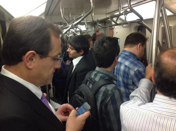 Foto: Harald Beyer comienza su día viajando en Metro