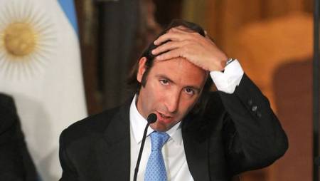 Papelón sufrido por ministro argentino de economía ya tiene su propia cumbia