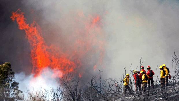 Alerta Roja por incendio y al menos 30 viviendas destruidas en cerros de Valparaíso