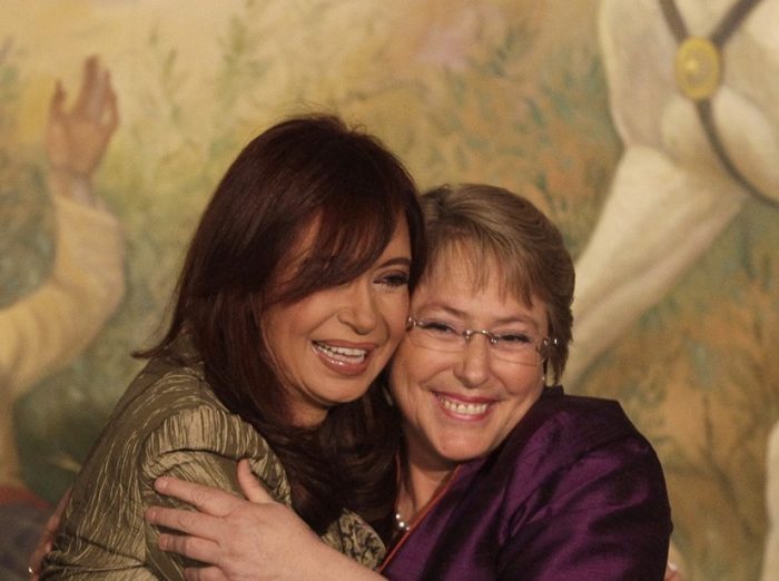 Semejanza entre logo de campaña de Bachelet y el que usó Cristina Fernández en 2011 causa revuelo en redes sociales