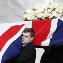 Coche fúnebre con los restos mortales de Thatcher sale del Parlamento