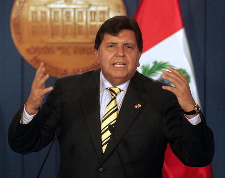 Expresidente peruano Alan García se dispara al ser detenido y se encuentra en estado de coma