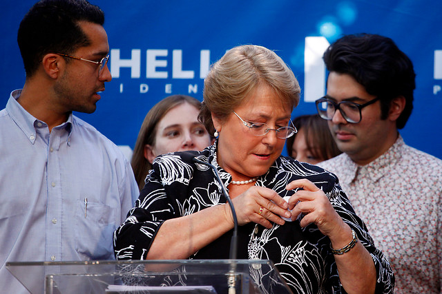 Bachelet dice «paso» ante preguntas de la prensa en desorganizada presentación de su comando de campaña
