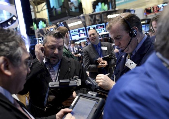 Wall Street se hunde en dos minutos por falso mensaje en Twitter pero luego se recupera