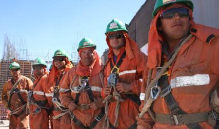 Trabajadores en paro denuncian que Codelco llevó hasta las faenas a obreros adicionales en «condiciones riesgosas»
