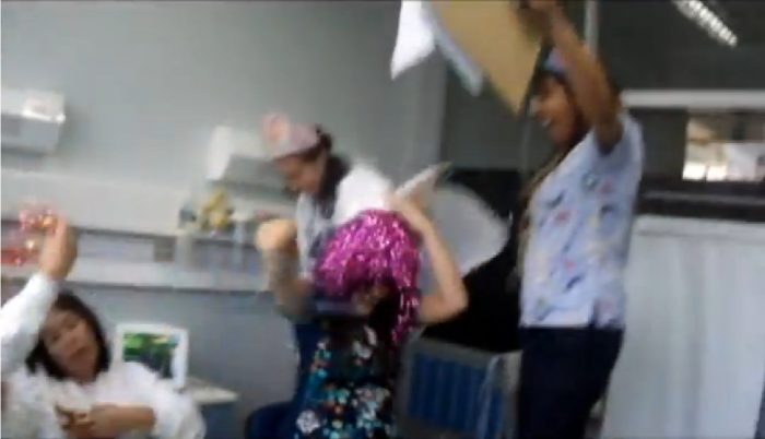 Enfermeras del Hospital Carlos van Buren bailan el Harlem Shake