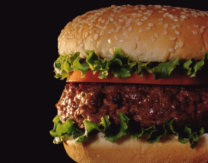 ONG denuncia que emitir una tonelada de CO2 cuesta menos que una hamburguesa