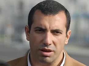 Hasbún se suma a las quejas y acusa «trato especial» de TVN hacia Bachelet