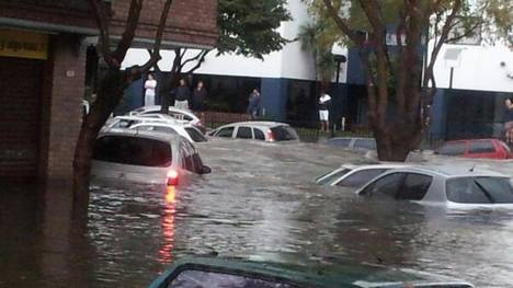 Cinco muertos deja temporal que inundó calles de Buenos Aires