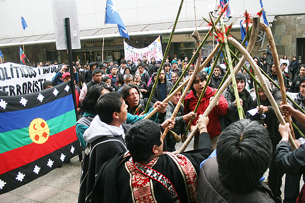 Corte Suprema anula juicio contra dos comuneros mapuche acusados de disparar a Carabineros