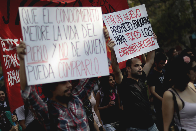 Con incidentes termina marcha de estudiantes de universidades privadas