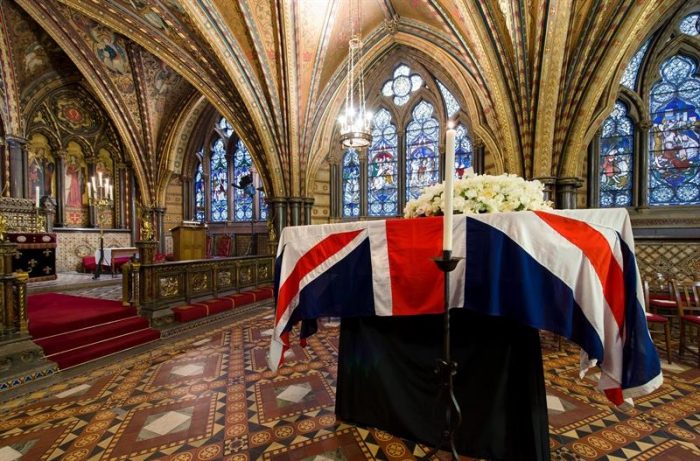 Restos de Margaret Thatcher son velados en la capilla de Westminster en la víspera de su funeral