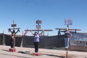 Pobladores de Calama se «crucifican» en demanda de una vivienda