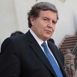 Melero acusa «aprovechamiento político» de Allamand por caso de Cencosud que involucra a Golborne