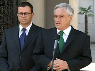 Piñera y Hinzpeter llegan hasta domicilio del ministro Beyer para expresarle su respaldo