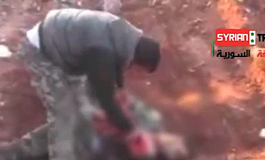 Rebelde sirio que aparece en polémico video admite haber extirpado y comido órgano de militar muerto