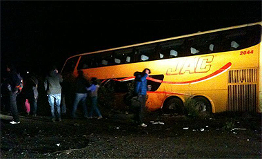 Violento choque de bus y un furgón cerca de Valdivia deja al menos seis muertos