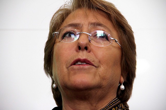 Bachelet presiona en medio de sucesivos conflictos en el PS