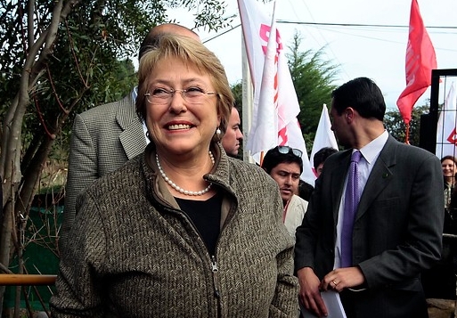 Bachelet cambia su agenda y visita sorpresivamente Dichato para evitar posible funa