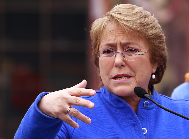 Bachelet critica duramente a los partidos y dice que «lo primero que hay que hacer es una nueva constitución»
