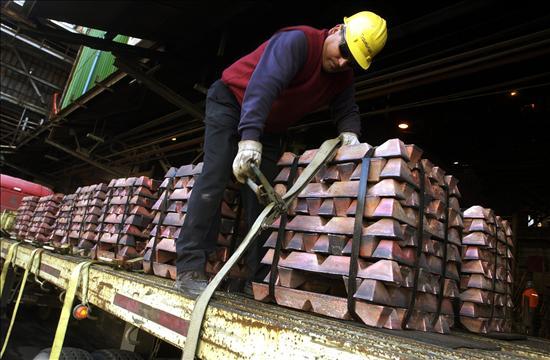 Baja del precio del cobre comienza a golpear a Codelco y sus excedentes caen 42% el primer trimestre