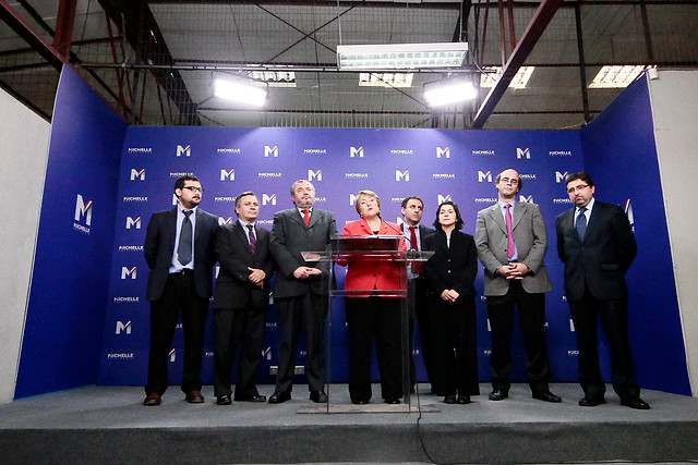 Los temas clave del informe constitucional que se le entregó a Bachelet