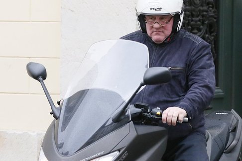 Piden multa y suspender el permiso a Depardieu por conducir ebrio en moto