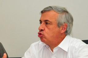 Mañalich llama a Isapres a «contribuir y financiar» a quienes padecen de enfermedades inusuales